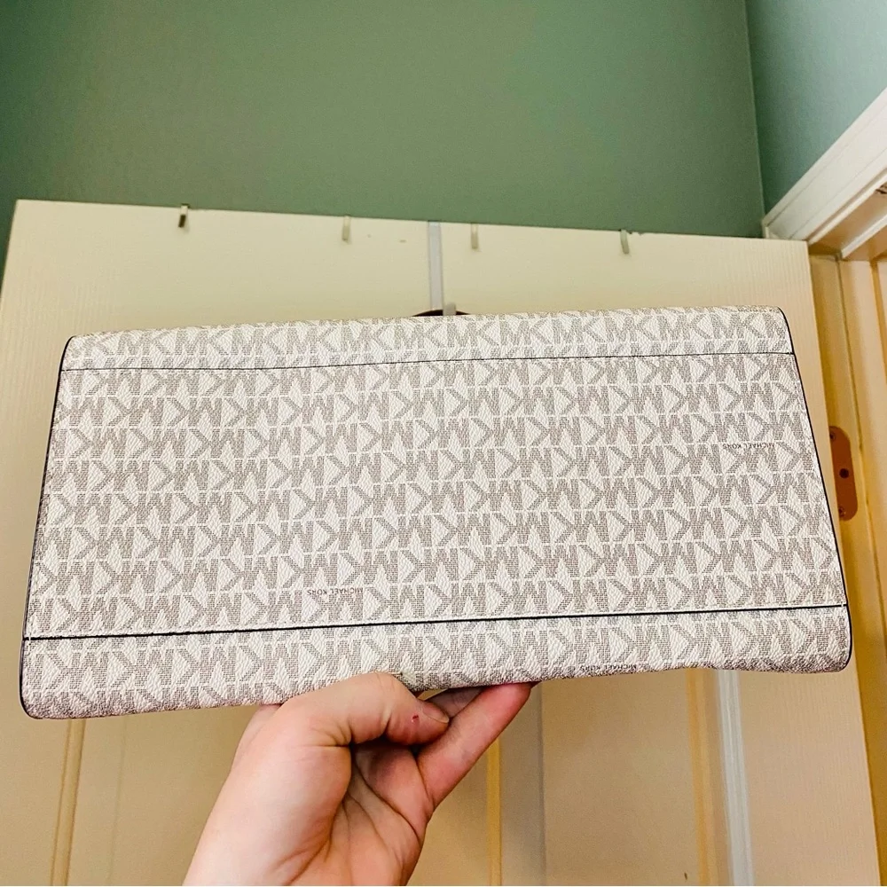 NEW! Michael Kors Vanilla MK Signature Large Carmen Logo Tote